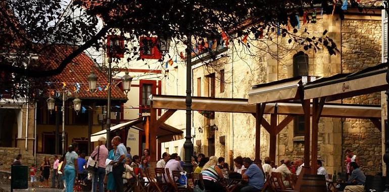 Se mantine el corte de tráfico en la plaza de El Carbayedoen Avilés hasta el viernes 18