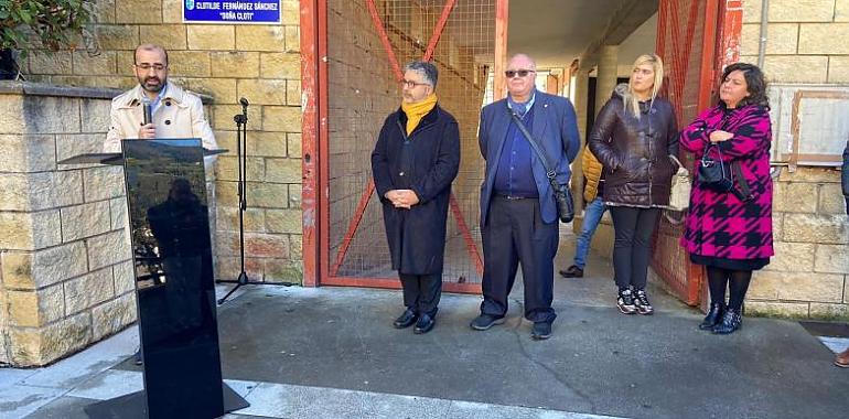 Cangas del Narcea descubre la placa en honor a la maestra ‘Doña Cloti’