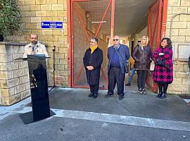 Cangas del Narcea descubre la placa en honor a la maestra ‘Doña Cloti’