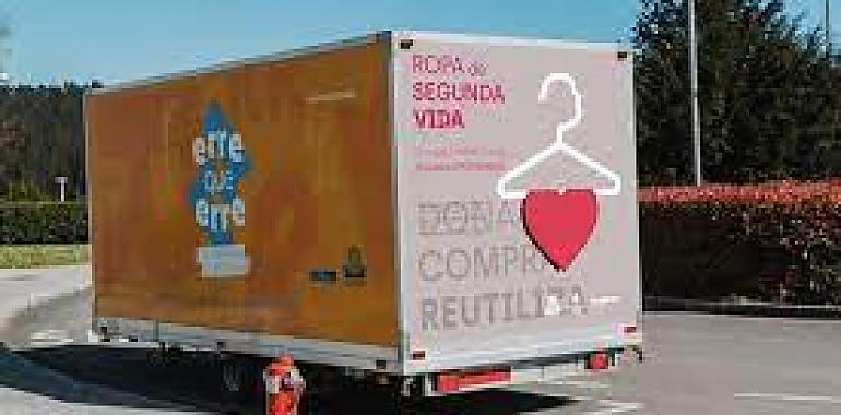 La caravana de reciclaje textil de Cogersa y Cáritas Koopera recorre desde hoy Asturias