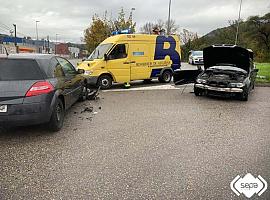 Mujer herida en una colisión entre dos turismos en el polígono de Riaño en Langreo