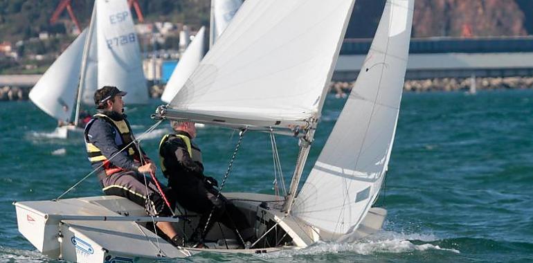 Fin de semana de regatas en la Bahía de Gijón con el Trofeo de Otoño de cruceros y vela ligera