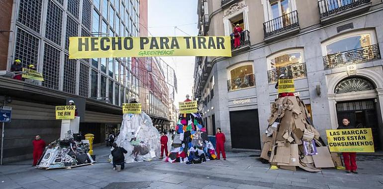 Greenpeace coloca montañas de residuos en Madrid contra la sobreproducción del Black Friday