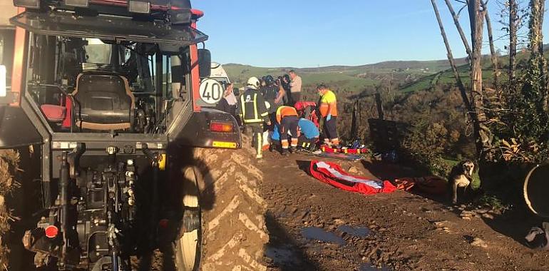 Herido de consideración al volcar su tractor en Tineo en la tarde de ayer