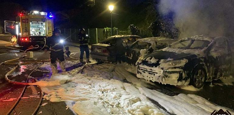 Incendio de varios vehículos en El Entrego esta madrugada