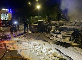 Incendio de varios vehículos en El Entrego esta madrugada