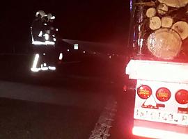 incendio de un camión que transportaba madera en la A-8 a la altura de Villaviciosa