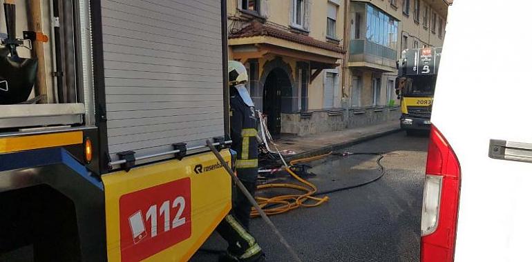 Sofocado el incendio declarado en un piso ubicado en la calle El Nuberu de Avilés esta mañana