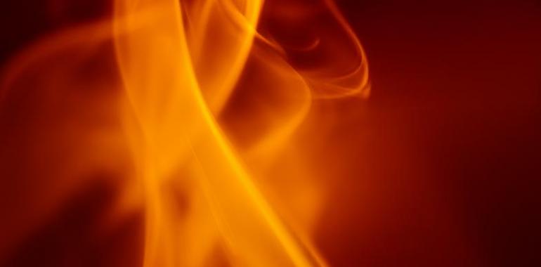 5 personas intoxicadas por humo en el incendio declarado esta madrugada en un inmueble de Llanera