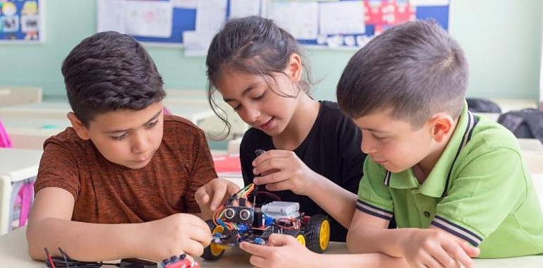 Cubiertas las 400 plazas de los talleres FuturAvilés/Robotix, "Educa con Ciencia" y "Educa con Arte"