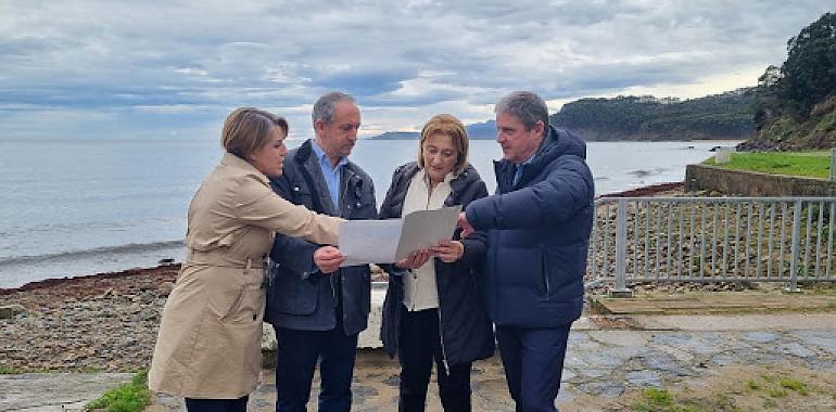 Delia Losa visita Colunga antes del inicio de la senda que la unirá con Lastres