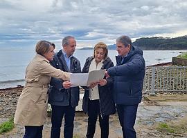 Delia Losa visita Colunga antes del inicio de la senda que la unirá con Lastres