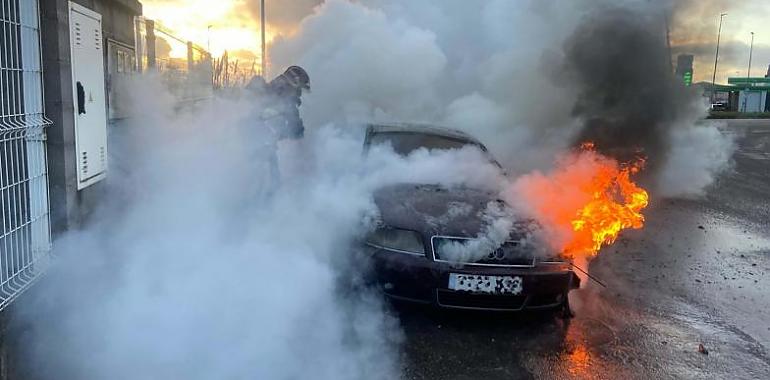 Calcinado por completo un coche en el estacionamiento exterior de Central Lechera en Viella