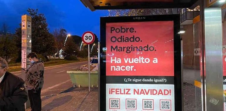 La ACdP ha instalado marquesinas en Oviedo y Gijón para invitar a todo el mundo a acoger a Jesucristo esta Navidad, que sigue naciendo pobre, odiado y marginado