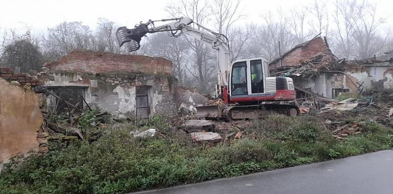 Se incia la demolición de las edificaciones anexas a la fosa común de El Rellán, en Grado