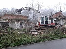 Se incia la demolición de las edificaciones anexas a la fosa común de El Rellán, en Grado