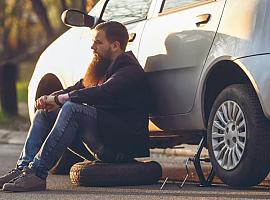 ¿Puedes demandar al ayuntamiento si pinchas la rueda de tu coche por un bache