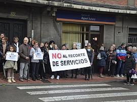 Vecinos de Lena en contra del cierre de la oficina de Repsol Gas.