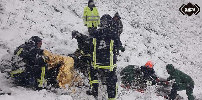 Rescatado un ganadero con hipotermia, entre el temporal, en Javariega de Cabrales