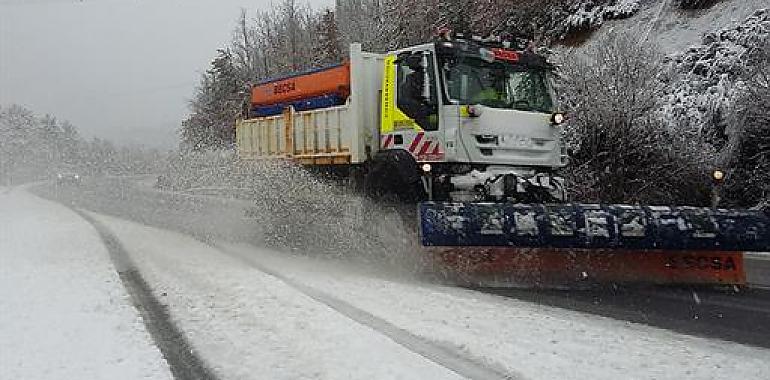 La nieve mantiene Pajares cerrado al tráfico pesado y numerosos puertos con cadenas