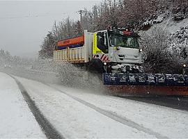 La nieve mantiene Pajares cerrado al tráfico pesado y numerosos puertos con cadenas