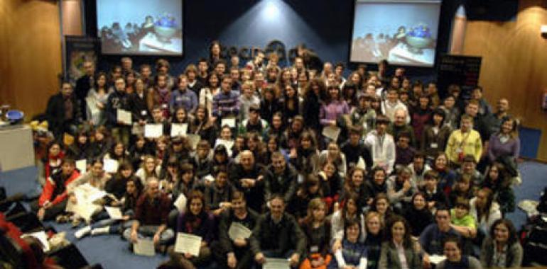 Jóvenes investigadores presentan en ‘Galiciencia’ una nevera solar, papel de algas y otros ingenios