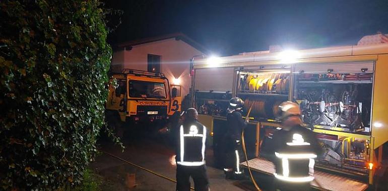 Sofocado el incendio declarado anoche en una vivienda en la localidad de Piedra, en Llanes