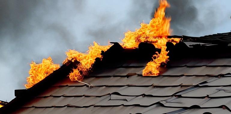 Incendio de una casa en La Biomba en Blimea, San Martín del Rey Aurelio, esta madrugada pasada