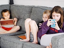 Peligro de las redes sociales: casi un 25% de los padres reconocen que sus hijos de 4 años pasan más de 20 minutos diarios en las redes sociales
