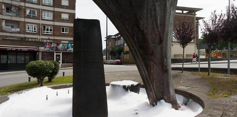 La nueva iluminación en colores alternos de la fuente de la avenida de la Constitución de Avilés es ya una realidad