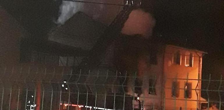 Una mujer fallecida y otra gravemente herida en el incendio declarado esta madrugada en una vivienda ubicada en la localidad de Limés en Cangas del Narcea