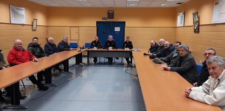 La Policía Nacional atiende y escucha a las asociaciones de vecinos de Oviedo conocer sus inquietudes