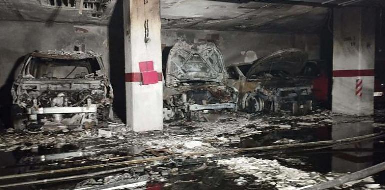 Impresionante incendio de ocho coches en un garaje de Avilés esta madrugada