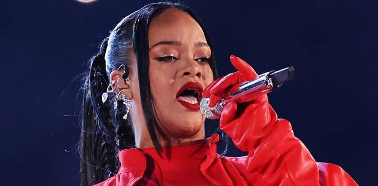 La Super Bowl 2023 o, mejor dicho, las interrupción por delante y por detrás del concierto de Rihanna con ese deporte que les gusta a los americanos