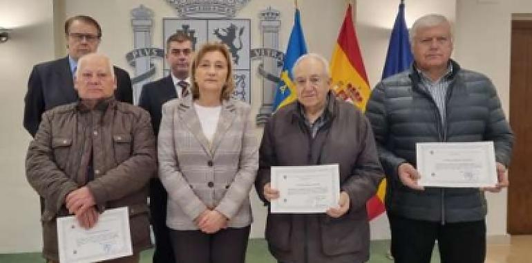 Entrega de diplomas para miembros destacados de la Red Nacional de Radio de Emergencia