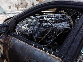 Incendio de madrugada en Avilés que ha calcinado un vehículo y el humo ha afectado a toda la planta del aparcamiento