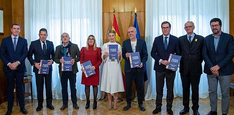 Yolanda Díaz presenta la Estrategia de Seguridad y Salud laboral acordada con Diálogo Social