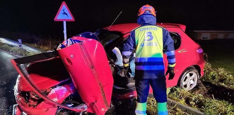 Dos heridos ayer por la noche en un accidente en la carretera Ll-10, a la altura del punto kilométrico 10, en Robledo, Llanera