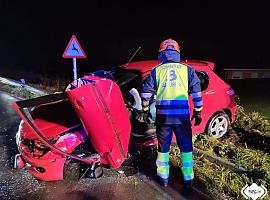 Dos heridos ayer por la noche en un accidente en la carretera Ll-10, a la altura del punto kilométrico 10, en Robledo, Llanera