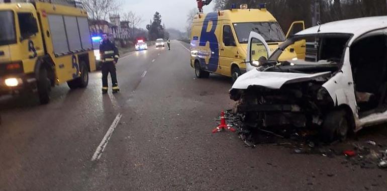 Dos heridos en un accidente de tráfico en la Nacional 634 a la altura de Piloña