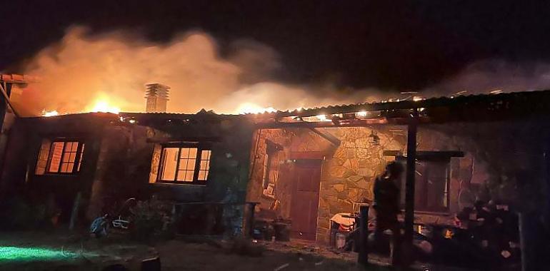 Incendio de una casa en Siero la pasada noche