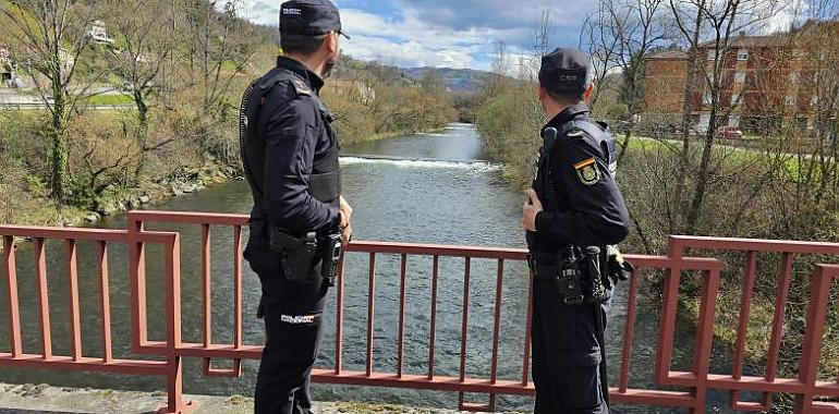 Policías de la Comisaría de Langreo-SMRA rescatan a dos jóvenes que se habían caído al río Nalón 