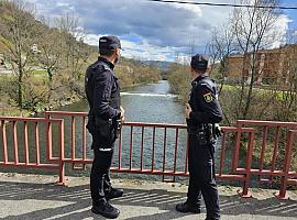 Policías de la Comisaría de Langreo-SMRA rescatan a dos jóvenes que se habían caído al río Nalón 