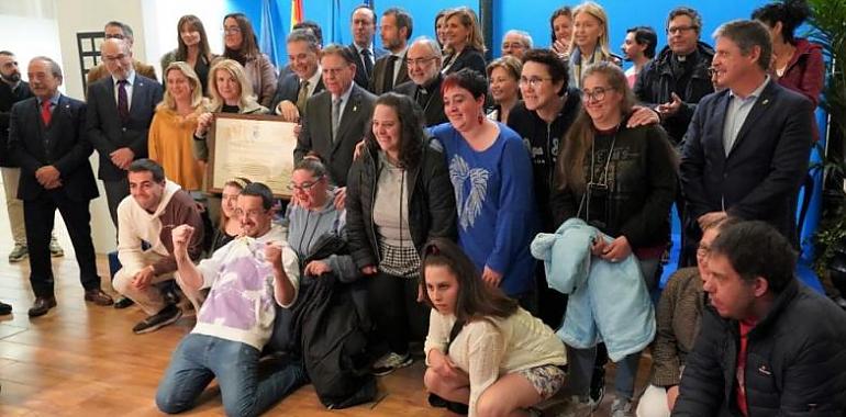 La Fundación Vinjoy recibe la Medala de Oro de la ciudad de Oviedo