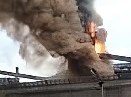 El incendio en la planta de Gijón de Arcelor provoca una intensa humareda pero no hay constancia de daños personales