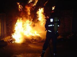 Cuatro intoxicados, dos menores, al incendiarse una vivienda en Raíces Nuevo, Castrillón