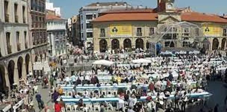 La Comida en la Calle de Avilés suma 15.000 comensales en una mesa de 5 kilómetros