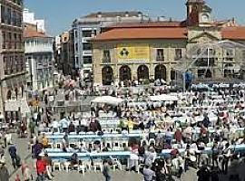 La Comida en la Calle de Avilés suma 15.000 comensales en una mesa de 5 kilómetros