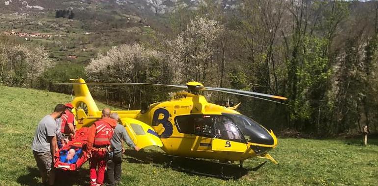 Rescate con helicóptero en Aller de un hombre herido esta mañana
