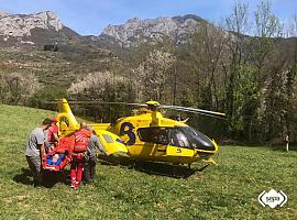 Rescate con helicóptero en Aller de un hombre herido esta mañana